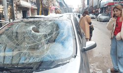 Erzurum'da çatıdan düşen kar ve buz kütleleri tehlike saçıyor