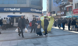 Eskişehir'de bayram yaklaşırken ATM'lerin önünde uzun kuyruklar oluştu