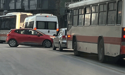 Eskişehir’de bir sürücü tali yoldan çıkmak istedi, caddede trafiği kilitledi