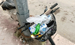 Eskişehir’de bisikletin sepeti çöp kutusu gibi kullanıldı