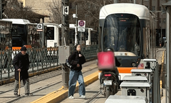 Eskişehir’de kurye tramvayın arkasına takıldı