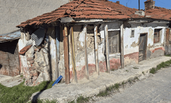Eskişehir’de metruk ev tehlike saçıyor