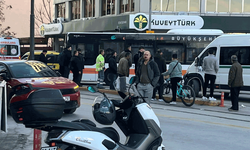 Eskişehir’de servis aracıyla çarpışan elektrikli bisiklet devrildi: 1 yaralı