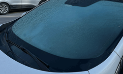 Eskişehir’de soğuk hava etkili oldu, araç camları buz tuttu