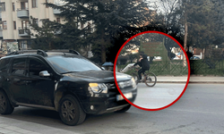 Eskişehir’de tehlikeli hareket: Bir bisiklete iki kişi bindiler