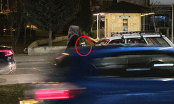 Eskişehir’de trafikte tehlike: Araçların arasında mendil sattı