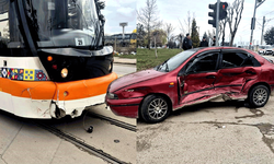 Eskişehir’de tramvay seferlerini aksatan kaza: Araç hurdaya döndü