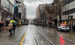 Eskişehir’de yağış sonrası işlek caddeler boş kaldı