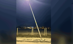 Eskişehir’de yamulan aydınlatma direği tehlike saçıyor