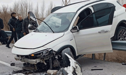 Hakkari'de kontrolden çıkan otomobil bariyerlerde asılı kaldı: 4 yaralı