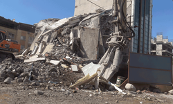 Hatay'da iş makinasının kolona son dokunuşu 7 katlı binayı yerle bir etti