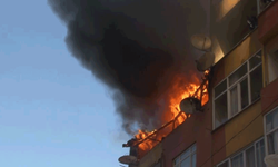 İstanbul Esenler'de 4 katlı binanın çatısı alev alev yandı