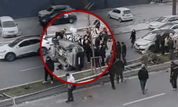 İstanbul'da dalgınlık kazaya neden oldu: Otomobil direğe çarpıp takla attı