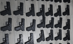 İstanbul'da gözaltına alınan kişinin evinden ve aracından 50 tabanca çıktı