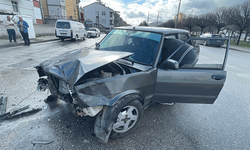 Karaman’da güvenlik kamerasına yansıyan kazada 2 kişi yaralandı