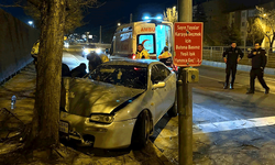 Kayseri'de kaza: Otomobil kaldırıma çıkıp ağaca çarptı