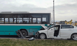 Kayseri'de otomobil halk otobüsüne çarptı