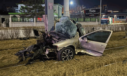 Kayseri'de tramvay yolundaki direğe çarptı