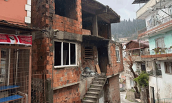 Kocaeli'de kullanılmayan iki katlı evin çatısı alev alev yandı