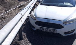 Kontrolden çıkan otomobil bariyerlere çarptı