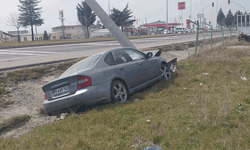 Kütahya’da trafik kazası: Otomobil direğe çarptı, sürücü yaralandı