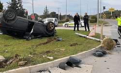 Mersin'de otomobil 2 direk devirip ters döndü, araçtakiler yara almadan kurtuldu
