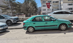 Odunpazarı’nda kaldırımlar otoparka döndü! Mahalleli tepkili