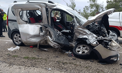 Osmaniye’de otomobil ile ticari araç çarpıştı: 6 yaralı