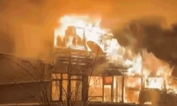 Sakarya'da tek katlı ahşap ev alevlere teslim oldu