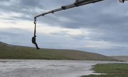 Şanlıurfa'da dere sularına kapılan traktör sürücüsü vinçle kurtarıldı