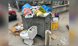 Tepebaşı’nda taşan çöp konteyneri tepki çekti