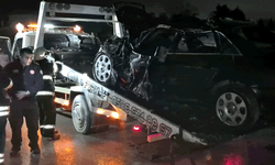 Tırın altına aldığı otomobil, oto kurtarma aracının üzerinde alev aldı