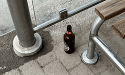 Tramvay durağındaki bira şişesi tepki çekti