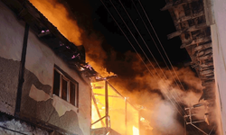 Uşak’ta iki katlı evde çıkan yangın söndürüldü