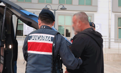 Adana'da yol kenarındaki genç kıza çarpan sürücü yakalandı