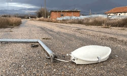 Afyonkarahisar’da faciadan dönüldü: Aydınlatma direği yola devrildi