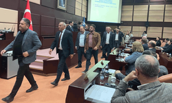 AK Parti grubu ESKİ olağanüstü toplantısını terk etti