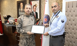 Amasya'da banka güvenlik görevlisi, yaşlı kadını dolandırılmaktan kurtardı