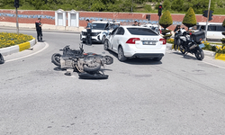Antalya'da motosiklet ile otomobil çarpıştı: 2 yaralı