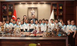 Başkan Ataç minik öğrencilere belediye çalışmalarını anlattı