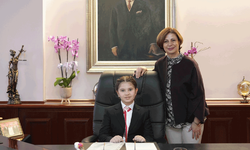 Başkan Ayşe Ünlüce koltuğunu minik Ece’ye devretti