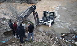 Bitlis'te dereye kapılan kepçe kurtarıldı