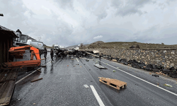 Bitlis'te iş makinesi ile tır çarpıştı: 1'i ağır 3 yaralı