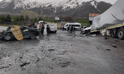 Bitlis'te tırla otomobil çarpıştı: 2 ölü, 1 yaralı