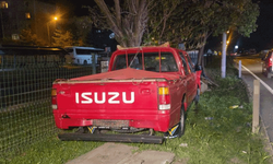 Bursa'da kontrolü kaybeden kamyonet orta refüje savruldu