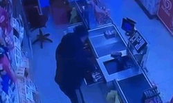Bursa'da markette hırsızlık yapan  şüpheli kameralara yansıdı