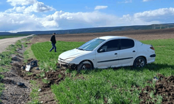 Çorum'da devrilen otomobilin sürücüsü yaralandı