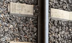 Duyarsızlık pes dedirtti: Tren rayları sigara izmaritiyle kaplandı