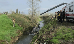 Düzce'de gece dereye yuvarlanan otomobil sabah fark edildi