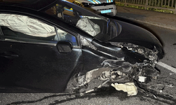 Düzce'de köprü korkuluklarına çarpan otomobil hurdaya döndü: 3 yaralı